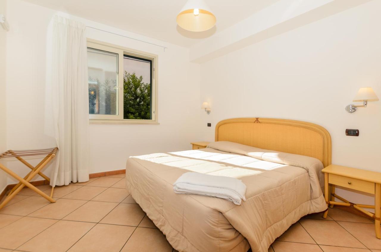 Le Tartarughe Aparthotel Letojanni Exteriör bild